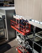 Wenn es ums Montieren in luftiger Höhe geht, sind wir in unserem Element. Mit einem starken Team, der richtigen Technik...