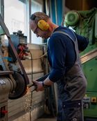 Der letzte Schliff macht den Unterschied! 🔧 
Millimeter für Millimeter wird das Material verfeinert – jeder Funken ist...