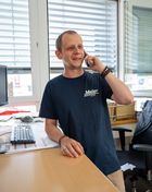 Telefon am Ohr, Projekte im Kopf! 📞 
Ob im Büro oder in der Werkstatt, alles hängt zusammen. Ein kurzer Anruf, und schon...