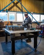 In der Werkstatt entstehen die Bauteile, die später Grosses zusammenhalten. Saubere Kanten und exakte Masse sorgen...
